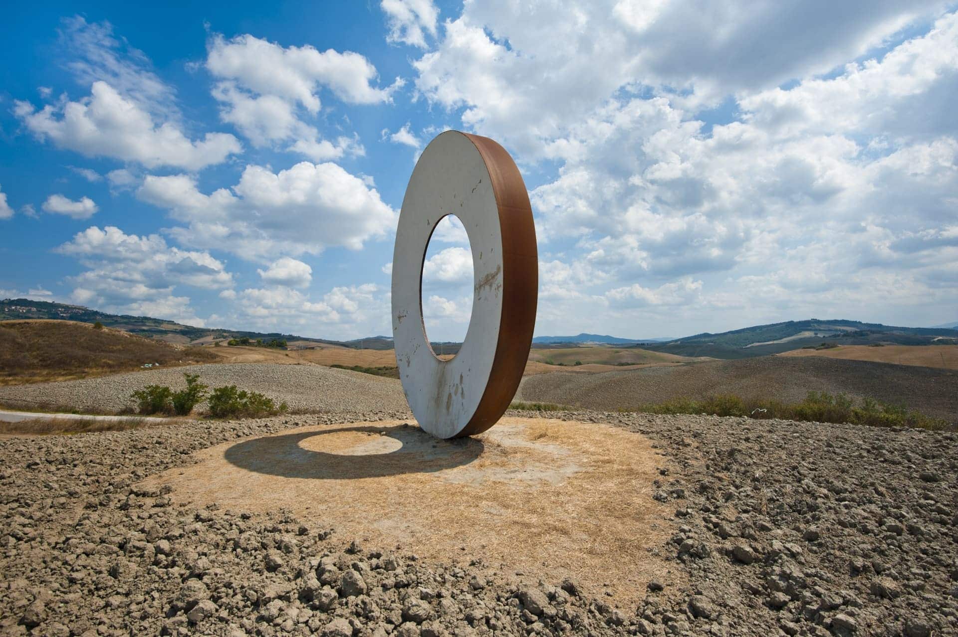 Installazione dell'artista Mauro Staccioli tra le vie di Volterra 