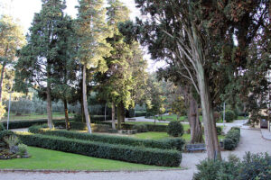 Il Giardino Comunale di Gambassi Terme, con alberi secolari e siepi sapientemente forgiate con l'arte topiaria, è cuore della Contrada di Membrino e del Palio stesso