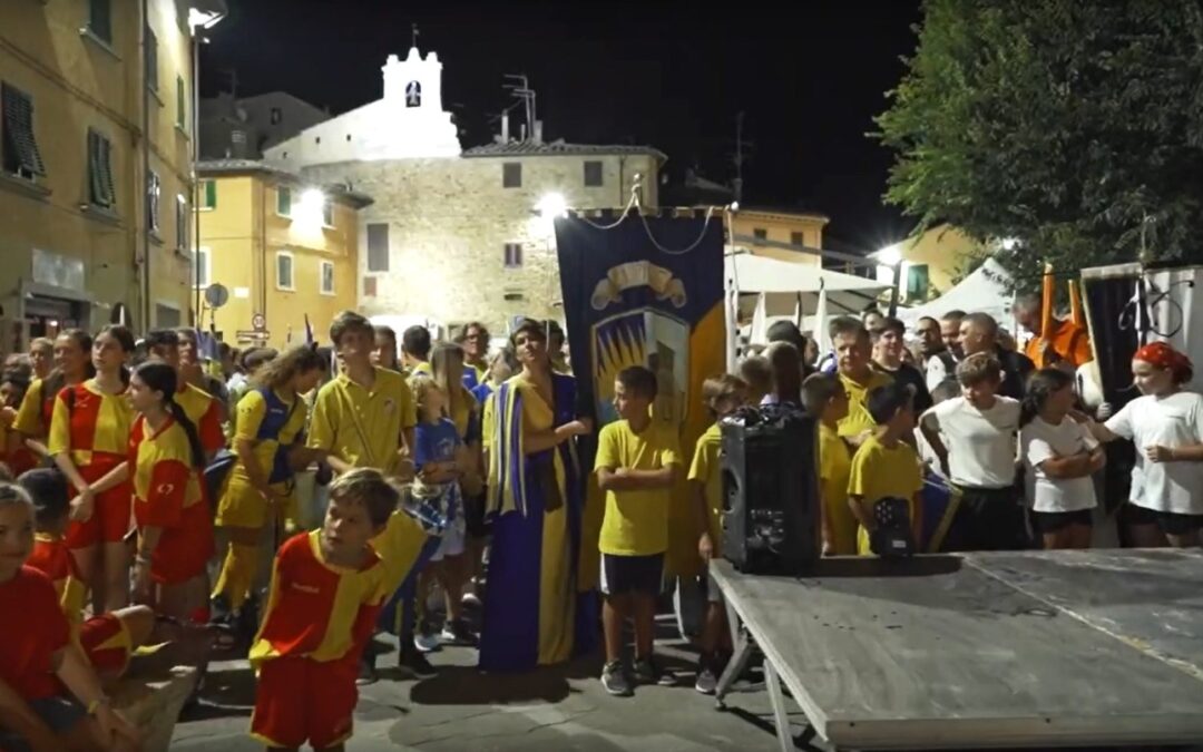 Apparteneti alle 4 Contrade del Palio di Gambassi Terme in Piazza Roma