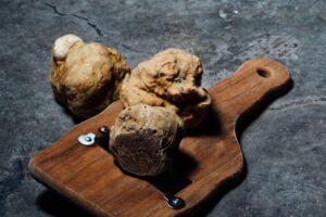 Tartufo Bianco, la qualità presente a Gambassi Terme in autunno, e tagliatartufo